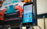 Araçta tutucuya takılı Android telefon