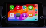 Araç ekranında Apple CarPlay