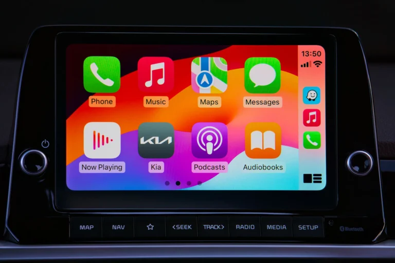Araç ekranında Apple CarPlay