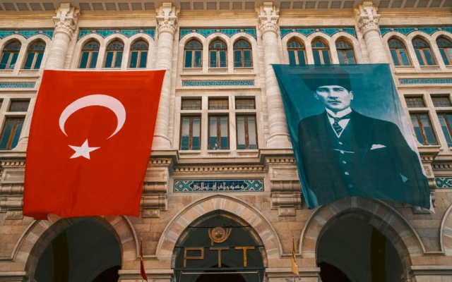 PTT binası ve Türk bayrağı