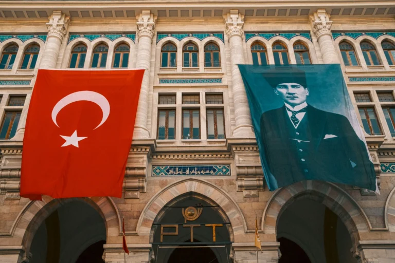 PTT binası ve Türk bayrağı