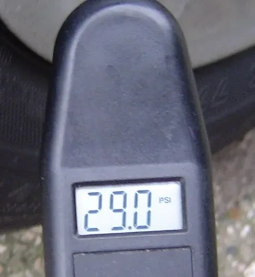 Dijital lastik basınç ölçerin ekranında 29,0 psi değeri