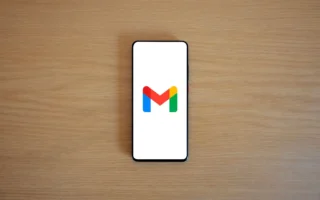 Telefon ekranında Gmail logosu