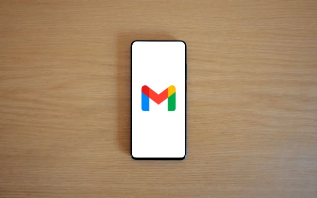 Telefon ekranında Gmail logosu