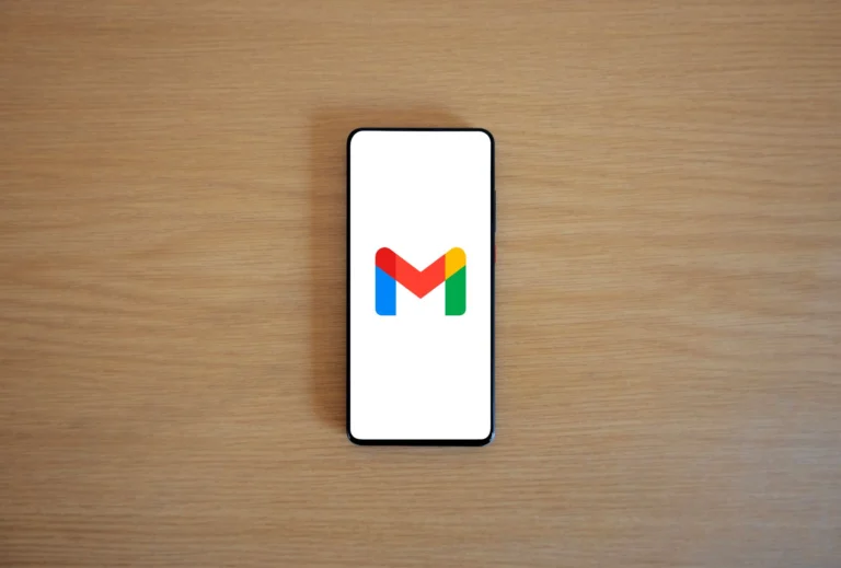 Telefon ekranında Gmail logosu
