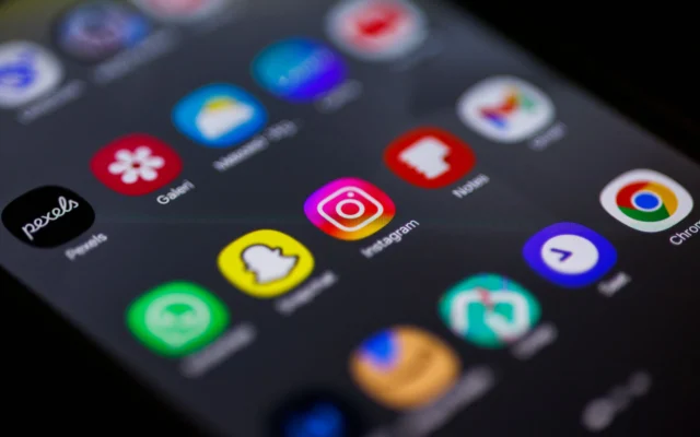 Instagram uygulaması açık bir akıllı telefon