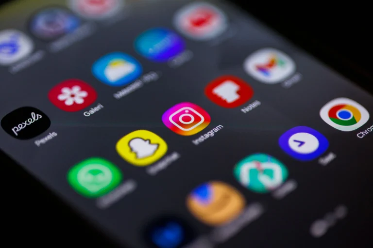 Instagram uygulaması açık bir akıllı telefon