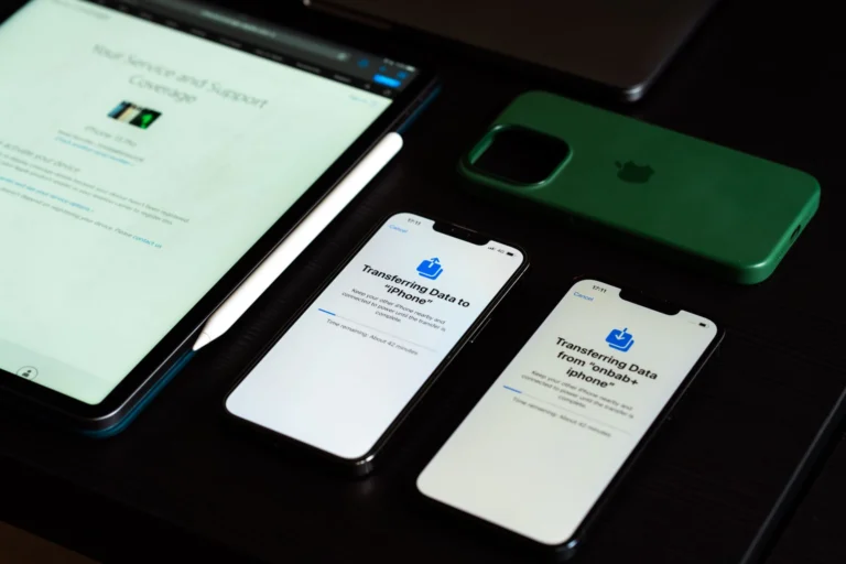 iPhone'dan Android'e veri aktarımı yapılırken iki akıllı telefon