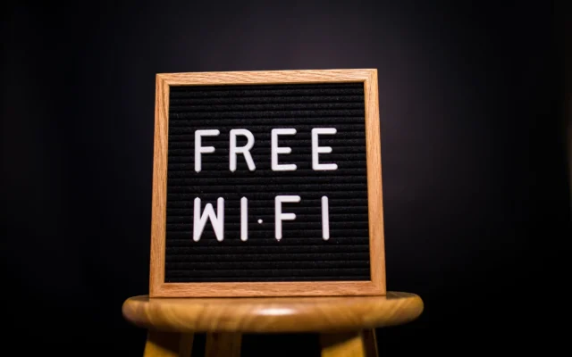 Ahşap panoda Free Wi-Fi yazısı