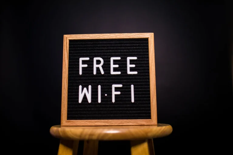 Ahşap panoda Free Wi-Fi yazısı