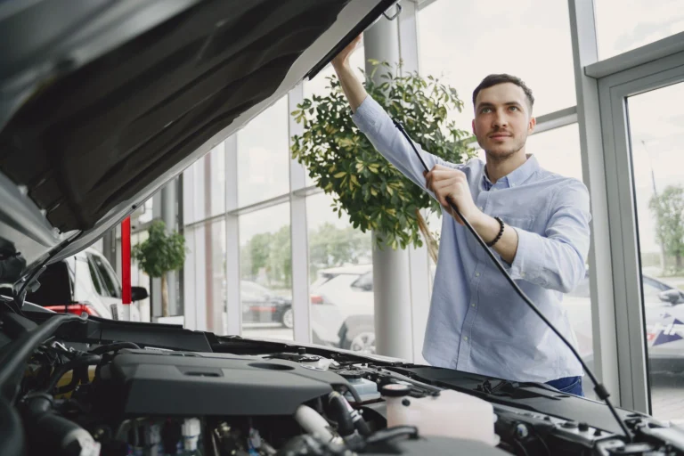 Araç gösterge panelinde yanan motor arıza lambası