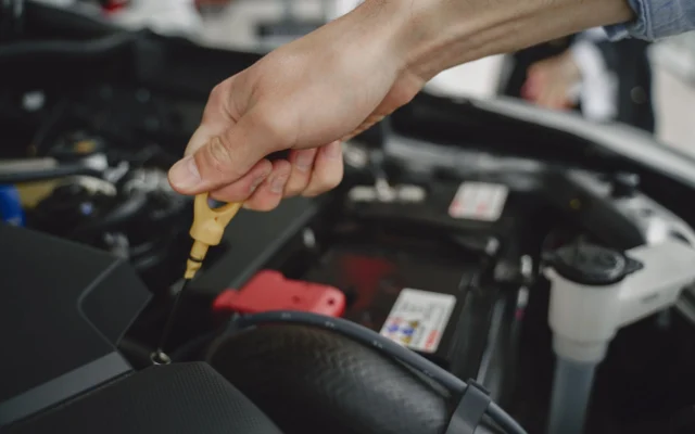 Motor yağı seviyesini gösteren yağ çubuğu