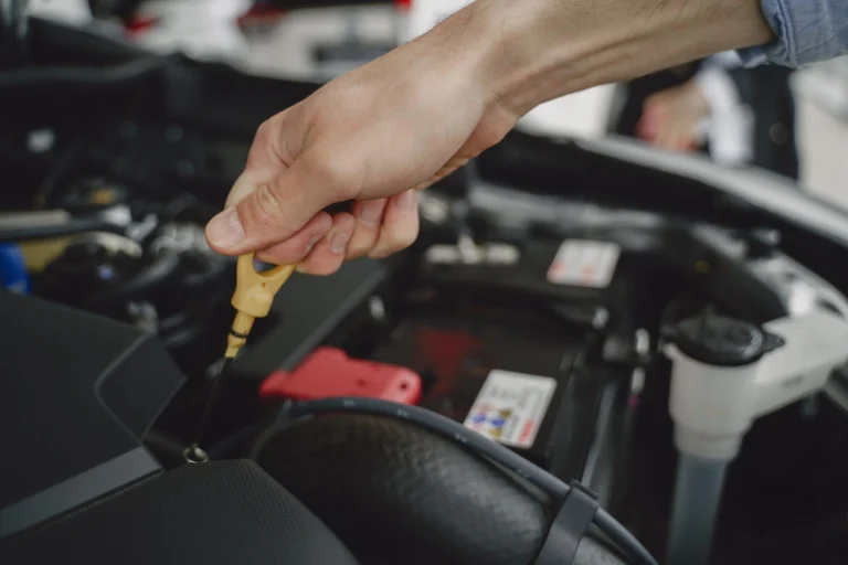 Motor yağı seviyesini gösteren yağ çubuğu