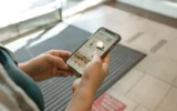 Akıllı telefon ile online alışveriş siparişi görüntüleniyor
