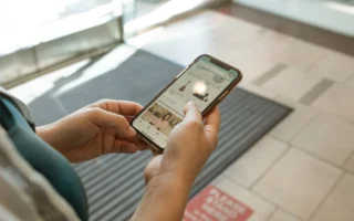 Akıllı telefon ile online alışveriş siparişi görüntüleniyor
