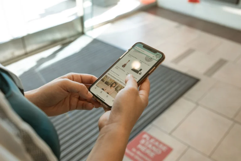 Akıllı telefon ile online alışveriş siparişi görüntüleniyor