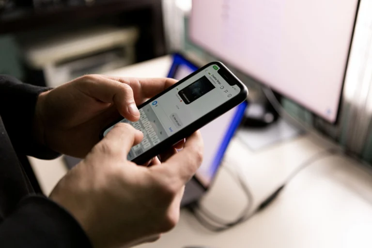Telefon ekranında WhatsApp sohbetlerinin aktarılması