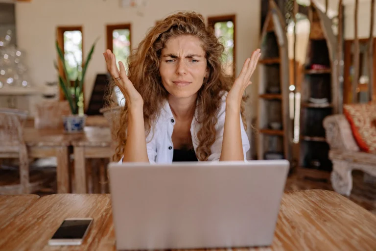 Dizüstü bilgisayar başında internet bağlantısına sinirlenen kadın
