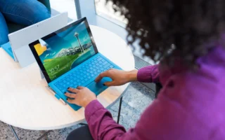 Windows tablet bilgisayar kullanan kişi