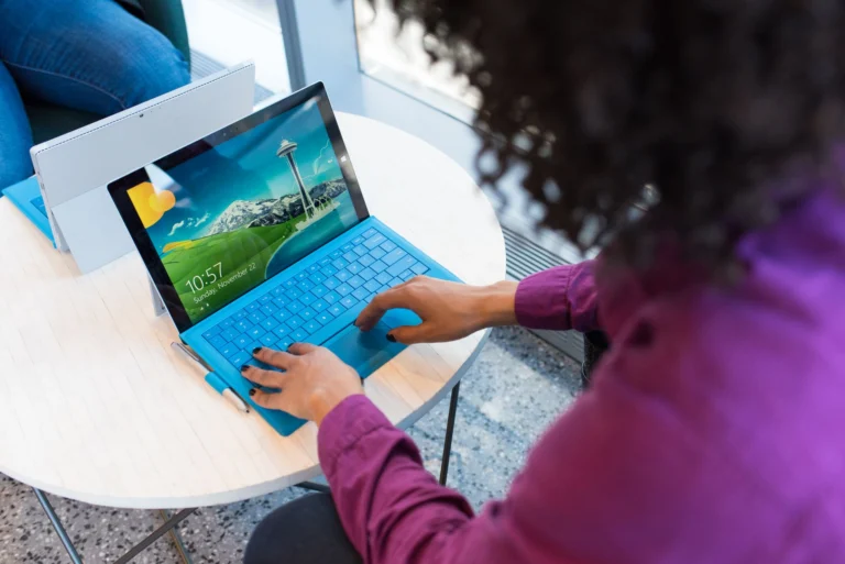 Windows tablet bilgisayar kullanan kişi