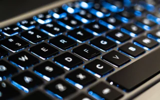 Windows 11 çalıştıran bir dizüstü bilgisayarın klavyesi