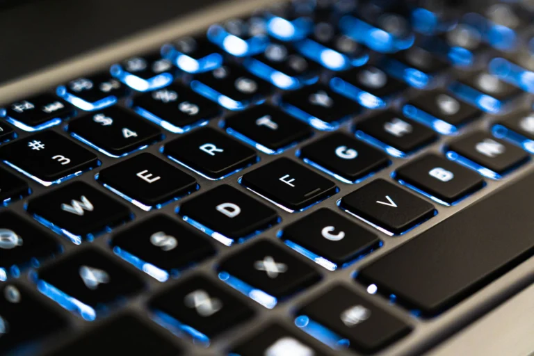Windows 11 çalıştıran bir dizüstü bilgisayarın klavyesi