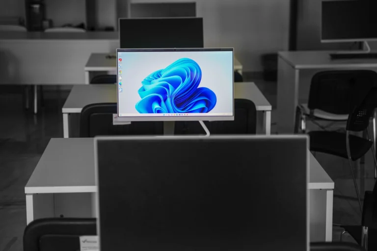 Masada Windows 11 açık monitör