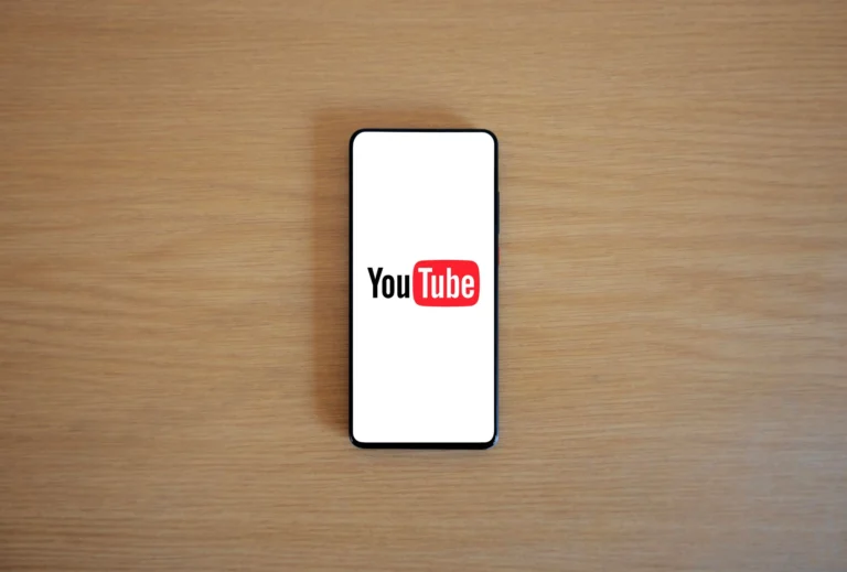 Telefonda YouTube uygulaması ekranı