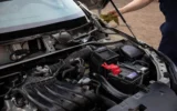 Araç motor bölmesinde akü