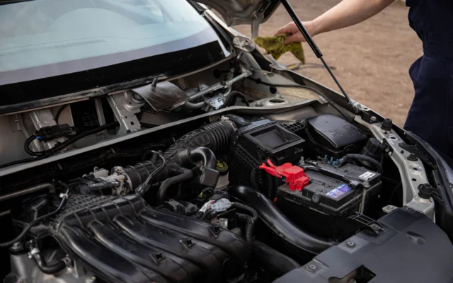 Araç motor bölmesinde akü