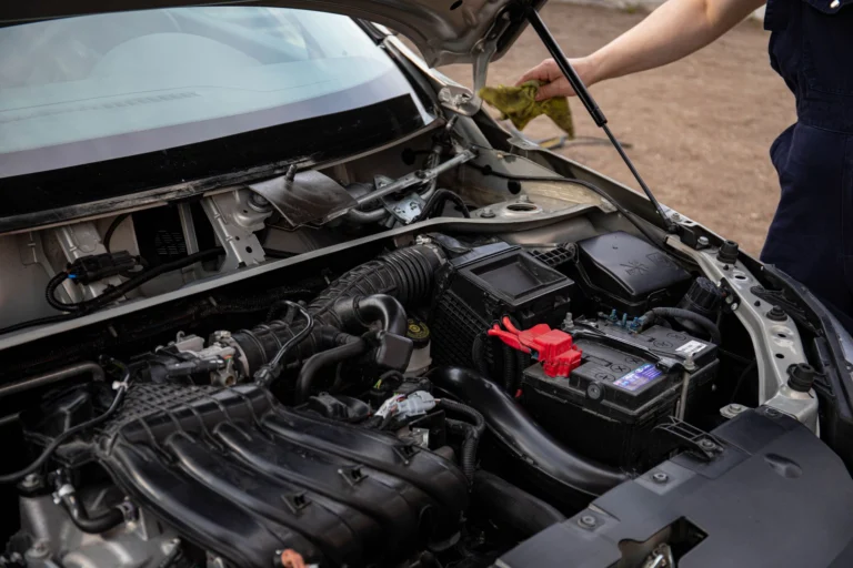 Araç motor bölmesinde akü