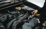 Motor bölmesinde kontrol yapan kişi