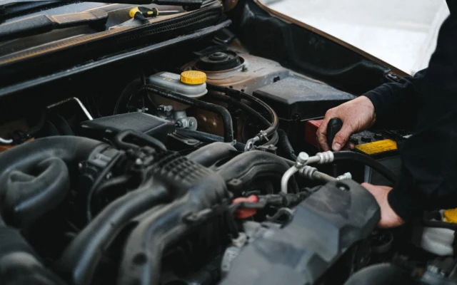 Motor bölmesinde kontrol yapan kişi