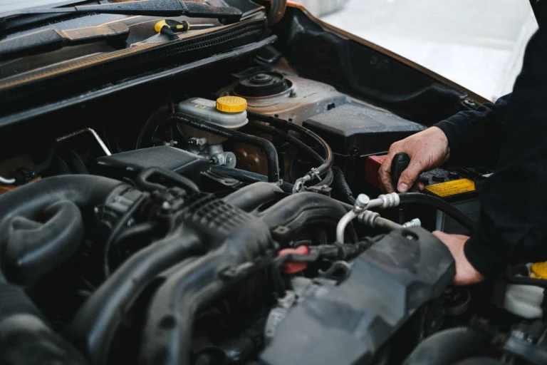 Motor bölmesinde kontrol yapan kişi