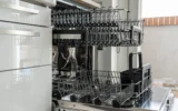 Bulaşık makinesinde üst sepete yerleştirilmiş bardaklar