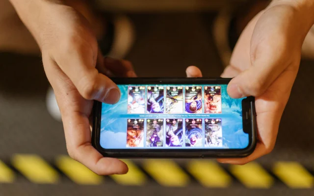 Mobil oyunda kart koleksiyonu ekranı