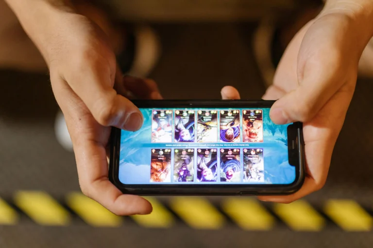 Mobil oyunda kart koleksiyonu ekranı
