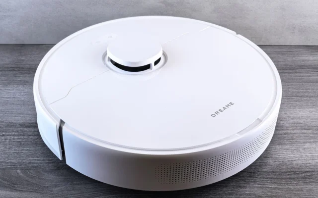 Şarj istasyonunda duran robot süpürge