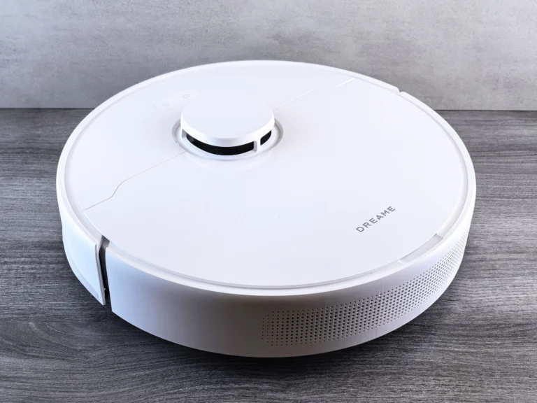 Şarj istasyonunda duran robot süpürge