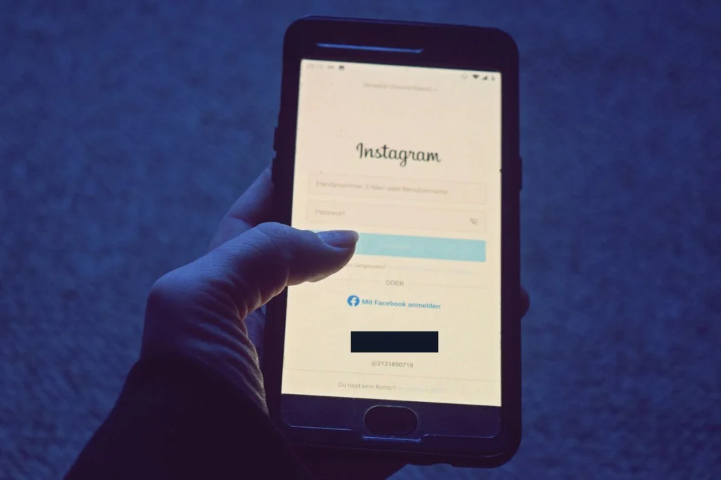 Elde tutulan telefonda Instagram uygulamasının kullanıcı adı ve şifre giriş ekranı görünüyor
