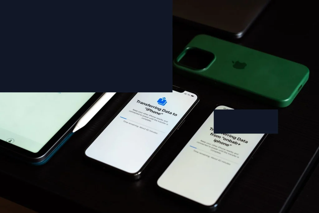 iPhone'a veri aktarımı ekranı gösteren iki telefon, 'Transferring Data to iPhone' yazılı