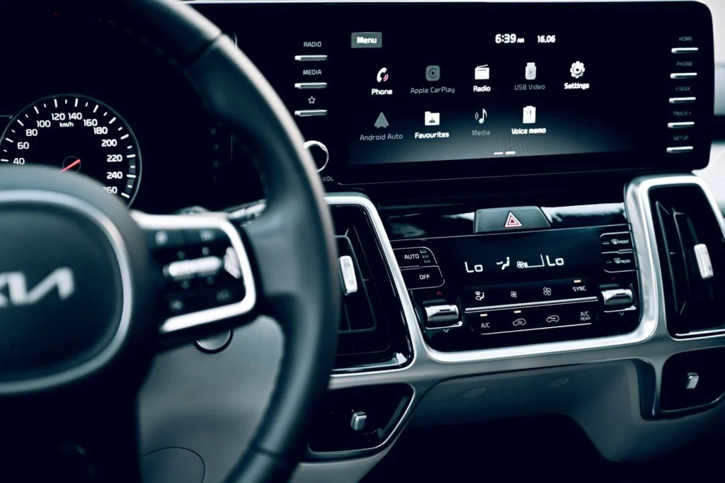 Kia araç multimedya ekranında Apple CarPlay, Android Auto gibi bağlantı seçeneklerinin görüldüğü ana menü ekranı