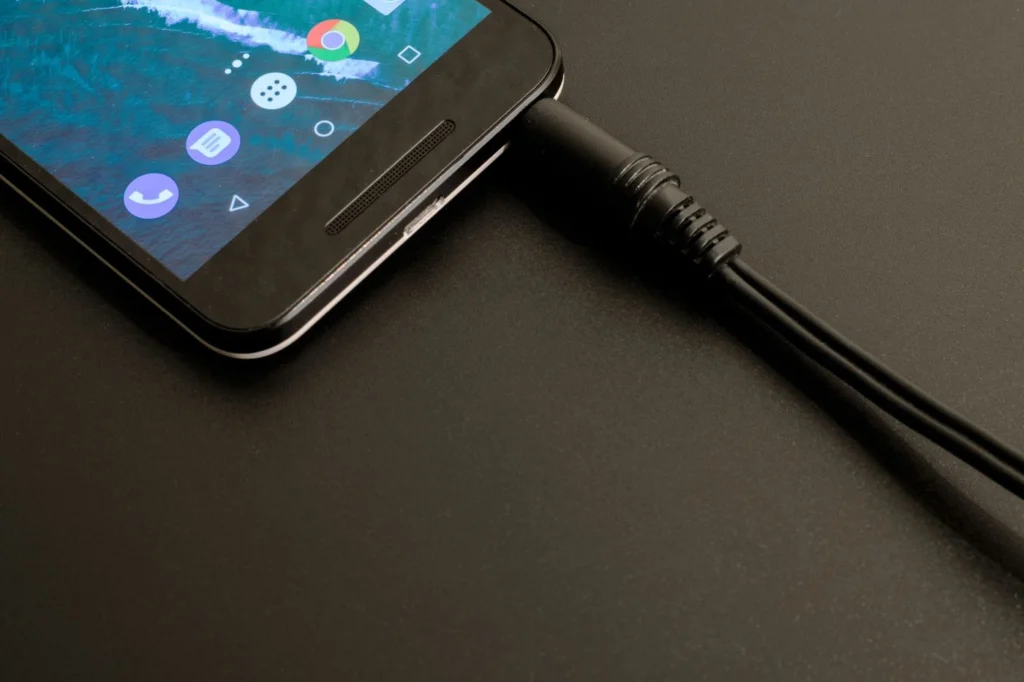 Android telefona USB kablosu takılmış, ekranda bildirim ikonları görünüyor (temsili görsel)