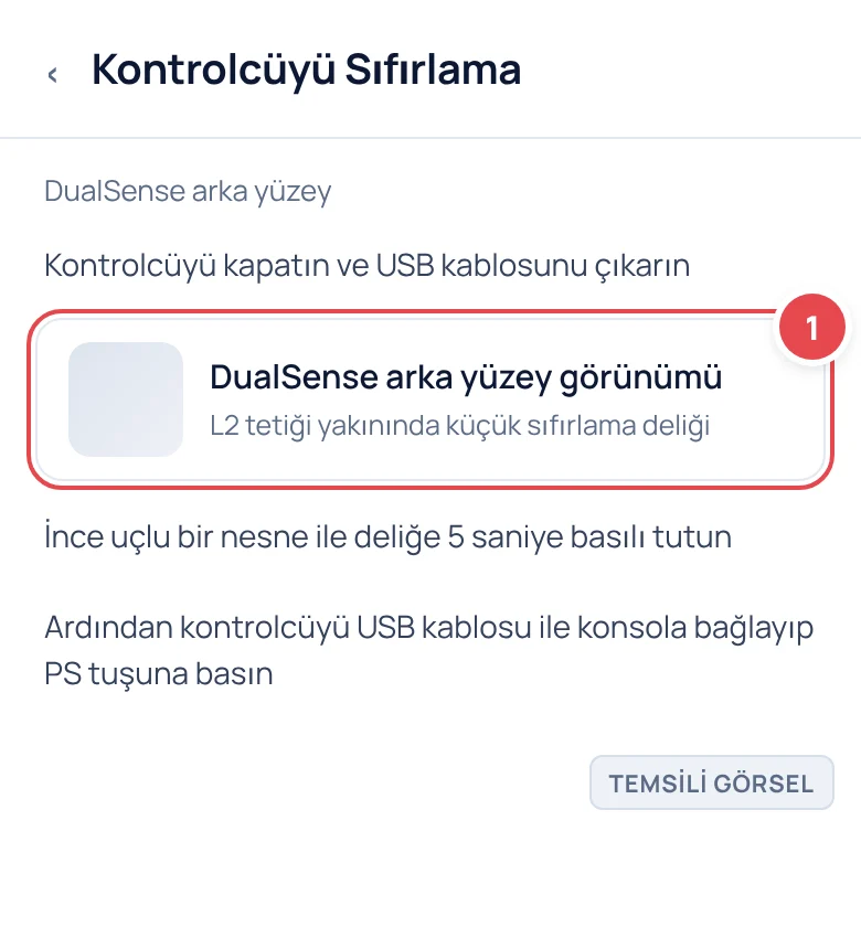 Temsili görsel: DualSense kontrolcüsünün arka yüzeyi yakın çekim gösteriliyor; L2 tetiği yakınındaki küçük sıfırlama deliği işaretli; işaretli: 1. Sıfırlama deliği konumu