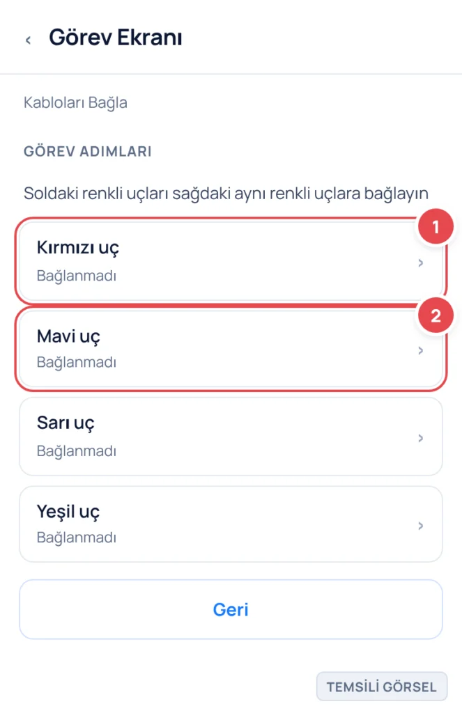Temsili görsel: Among Us görev ekranı; ortada kablo bağlama paneli, solda ve sağda renkli uçlar (kırmızı, mavi, sarı, yeşil), üstte 'Görev Adımları' başlığı, altta 'Geri' düğmesi; işaretli: 1. Kırmızı