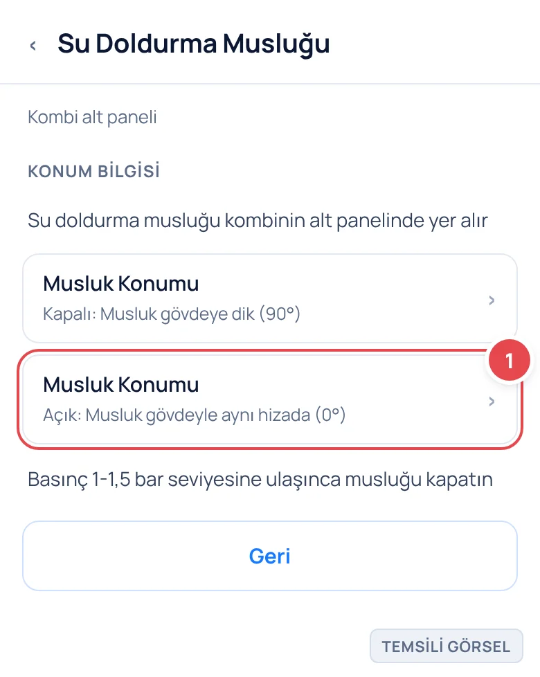 Temsili görsel: Kombi alt panelinin yakın çekimi; su doldurma musluğunun açık ve kapalı konumları ok işaretleriyle gösteriliyor; işaretli: 1. Musluğu açık konuma (gövdeyle aynı hizaya) getirme işlemi