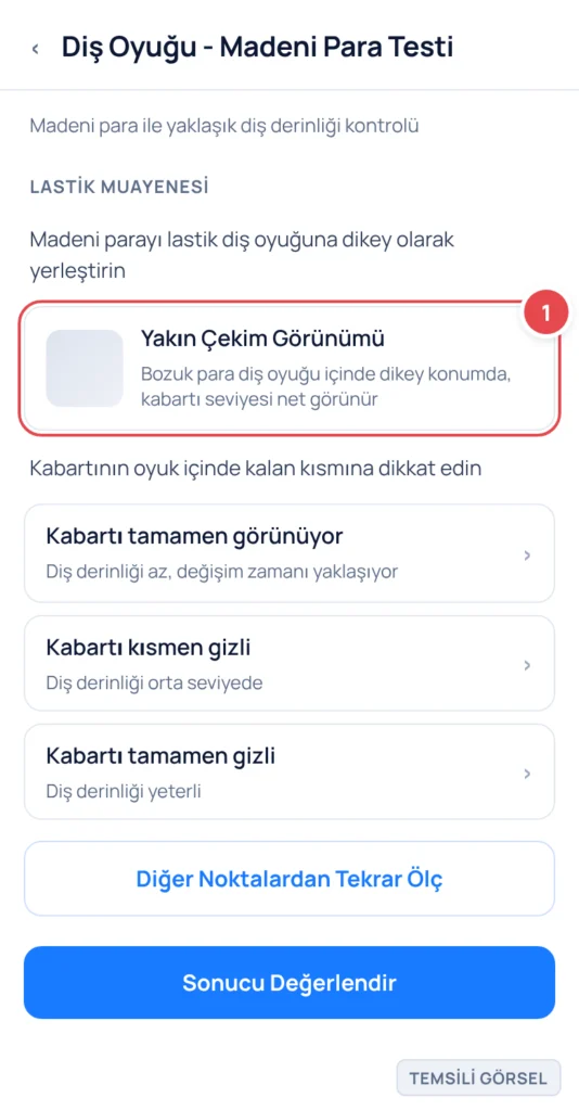 Temsili görsel: Araç lastiği diş oyuğuna dikey olarak yerleştirilmiş bir madeni paranın yakın çekimi; kabartının oyuk içinde ne kadar göründüğü net biçimde ayırt edilebiliyor. İşaretli: 1. Yakın çekim