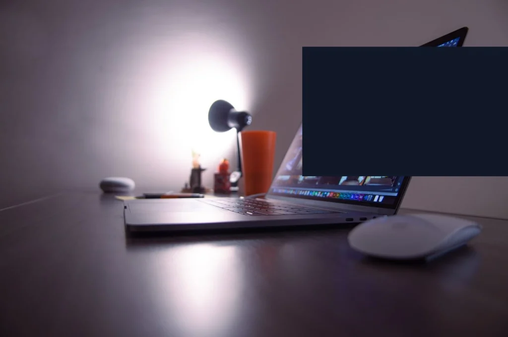 Laptop ekranında Gamma arayüzüne benzer şekilde otomatik oluşturulmuş sunum/tasarım arayüzü görülüyor, yan panelde içerik paneli ve düzenleme araçları gözüküyor