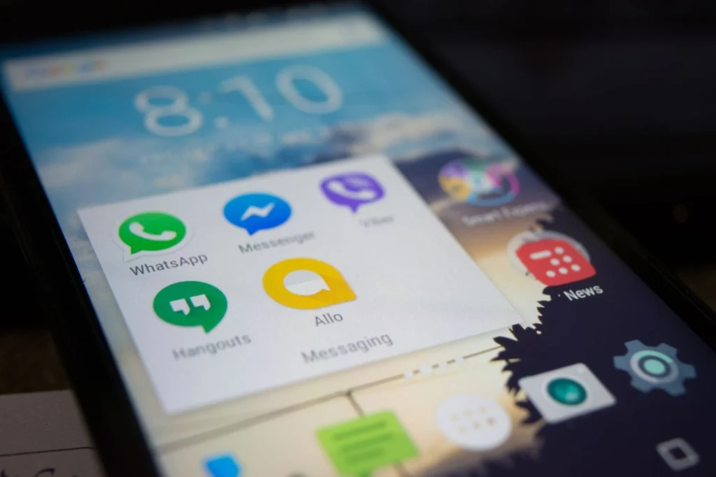 Android telefon ekranında WhatsApp, Messenger gibi mesajlaşma uygulamaları ve saat 8:10'u gösteren durum çubuğu görülmektedir