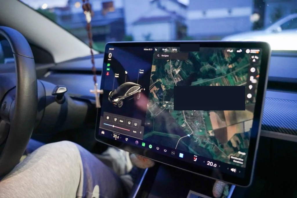 Araç infotainment sisteminin geniş ekranında harita ve navigasyon arayüzü görülüyor, ekranda konumlandırma ve rota bilgileri açıkça görünmektedir